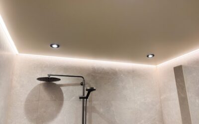 Spanplafonds met LED-verlichting rondom in badkamer